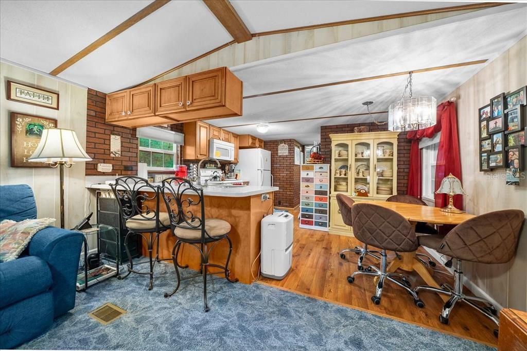 For Sale: $119,900 (2 beds, 2 baths, 924 Square Feet)