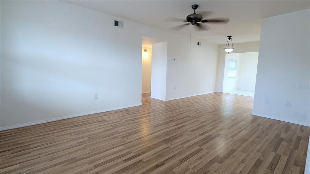 For Sale: $115,000 (2 beds, 2 baths, 1039 Square Feet)