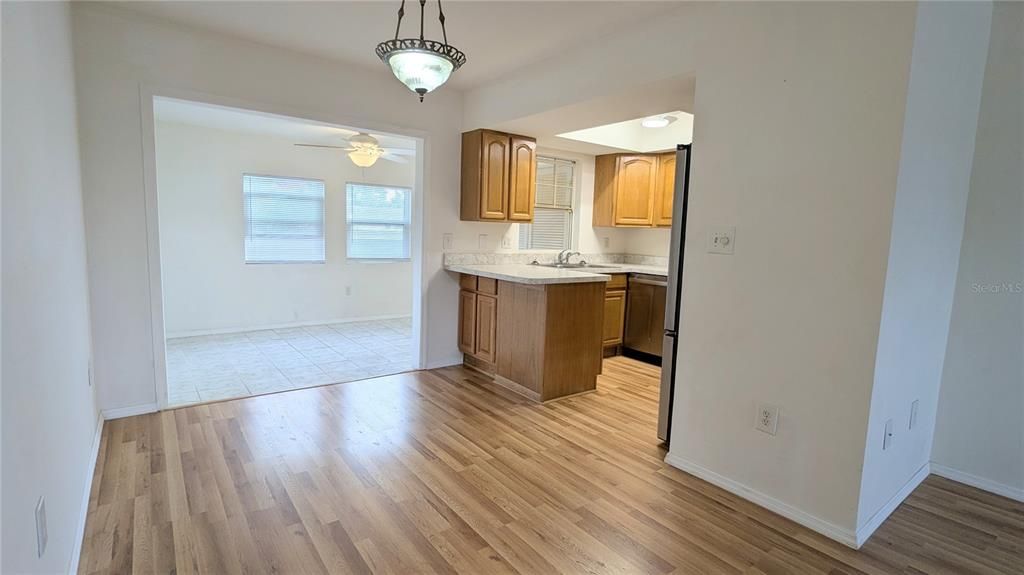 For Sale: $115,000 (2 beds, 2 baths, 1039 Square Feet)