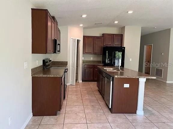 出租: $2,550 (4 贝兹, 2 浴室, 1939 平方英尺)