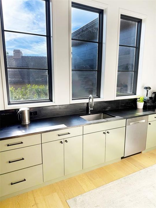 For Sale: $5,920,000 (5 beds, 5 baths, 6445 Square Feet)