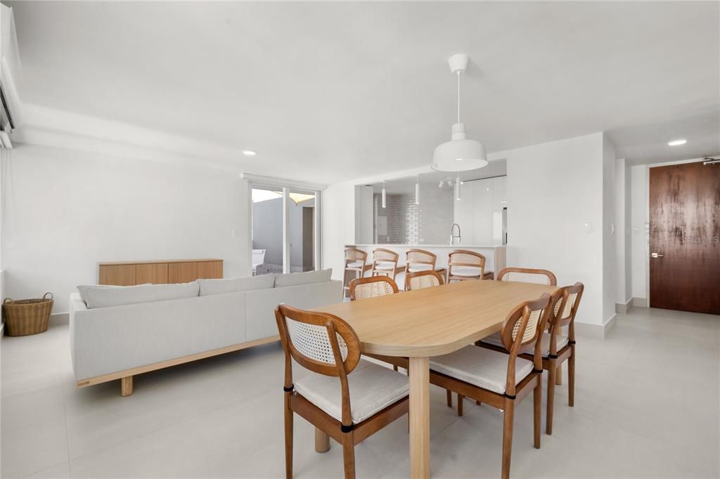 For Sale: $1,200,000 (2 beds, 2 baths, 2068 Square Feet)