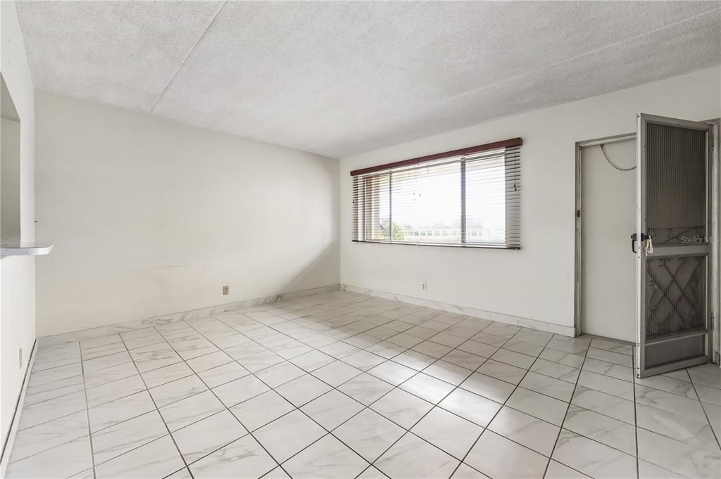 待售: $95,000 (1 贝兹, 1 浴室, 642 平方英尺)