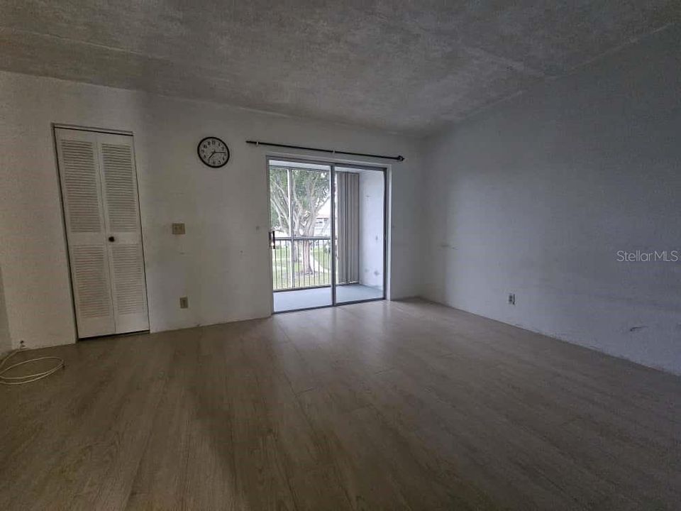 待售: $95,000 (1 贝兹, 1 浴室, 642 平方英尺)