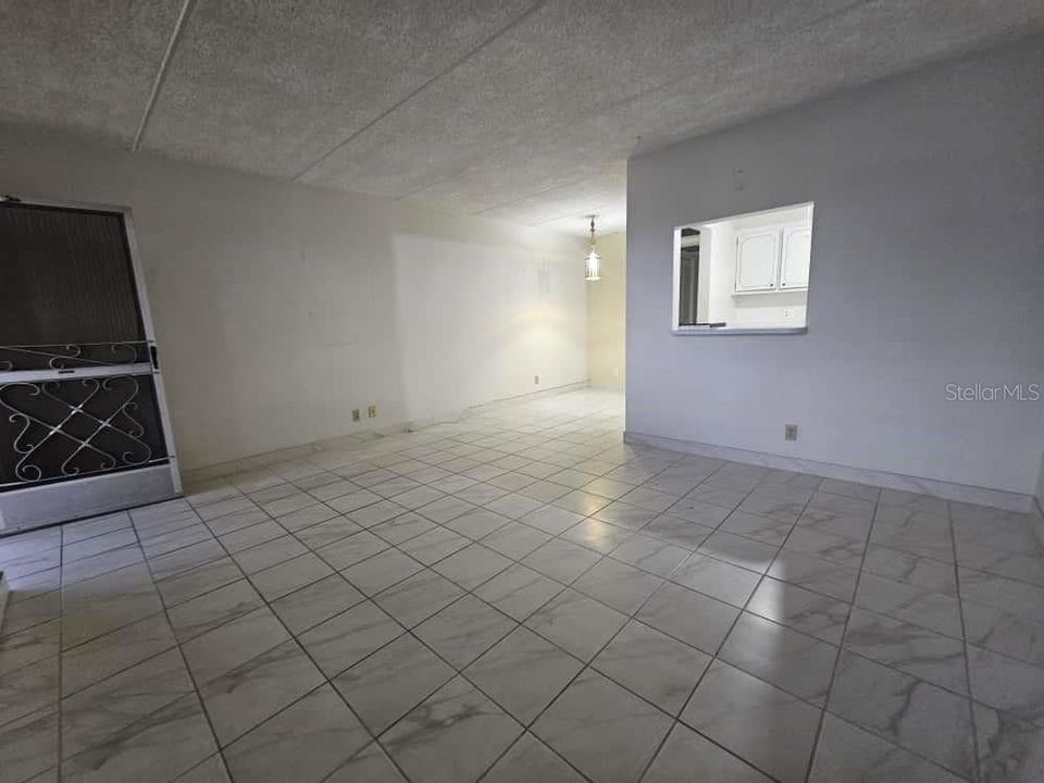 待售: $95,000 (1 贝兹, 1 浴室, 642 平方英尺)