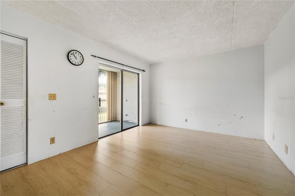 待售: $95,000 (1 贝兹, 1 浴室, 642 平方英尺)