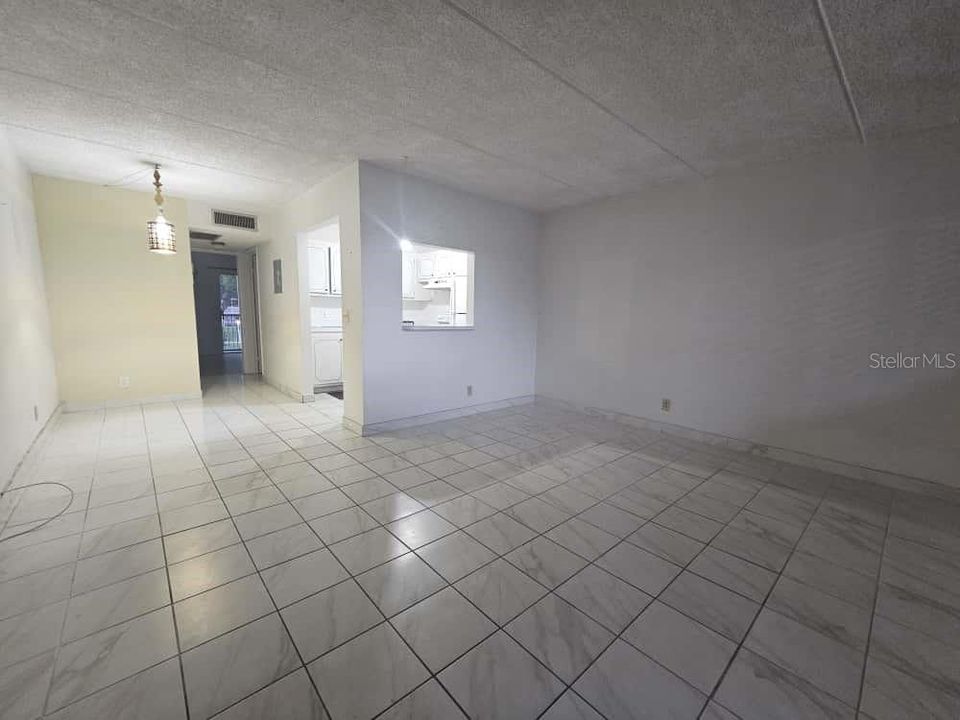 待售: $95,000 (1 贝兹, 1 浴室, 642 平方英尺)