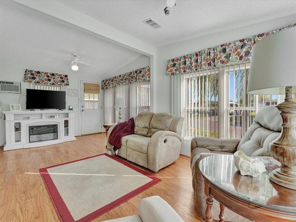 For Sale: $165,000 (3 beds, 2 baths, 1452 Square Feet)