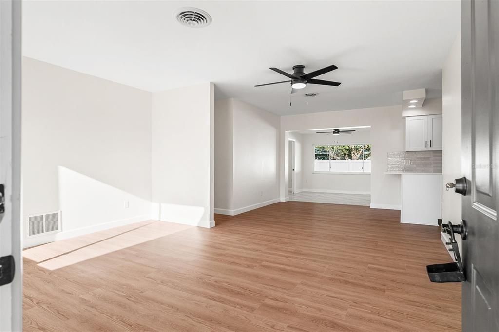 For Sale: $347,900 (3 beds, 1 baths, 1325 Square Feet)