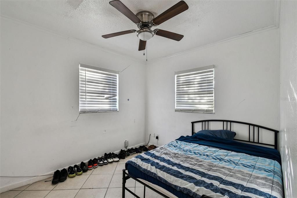 На продажу: $240,000 (3 спален, 1 ванн, 1070 Квадратных фут)