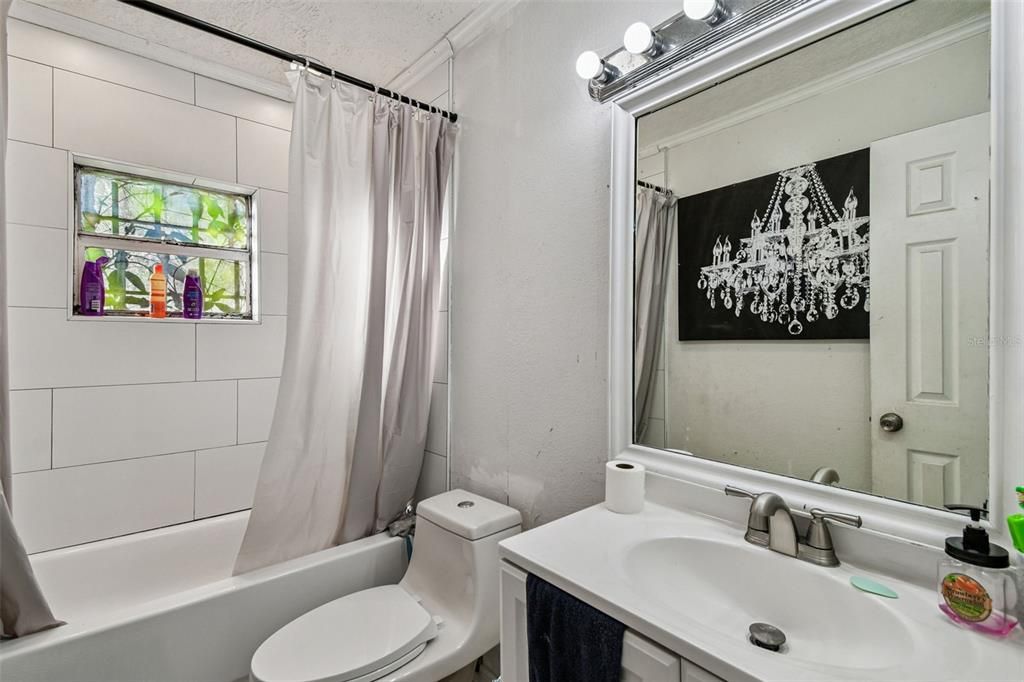 На продажу: $240,000 (3 спален, 1 ванн, 1070 Квадратных фут)