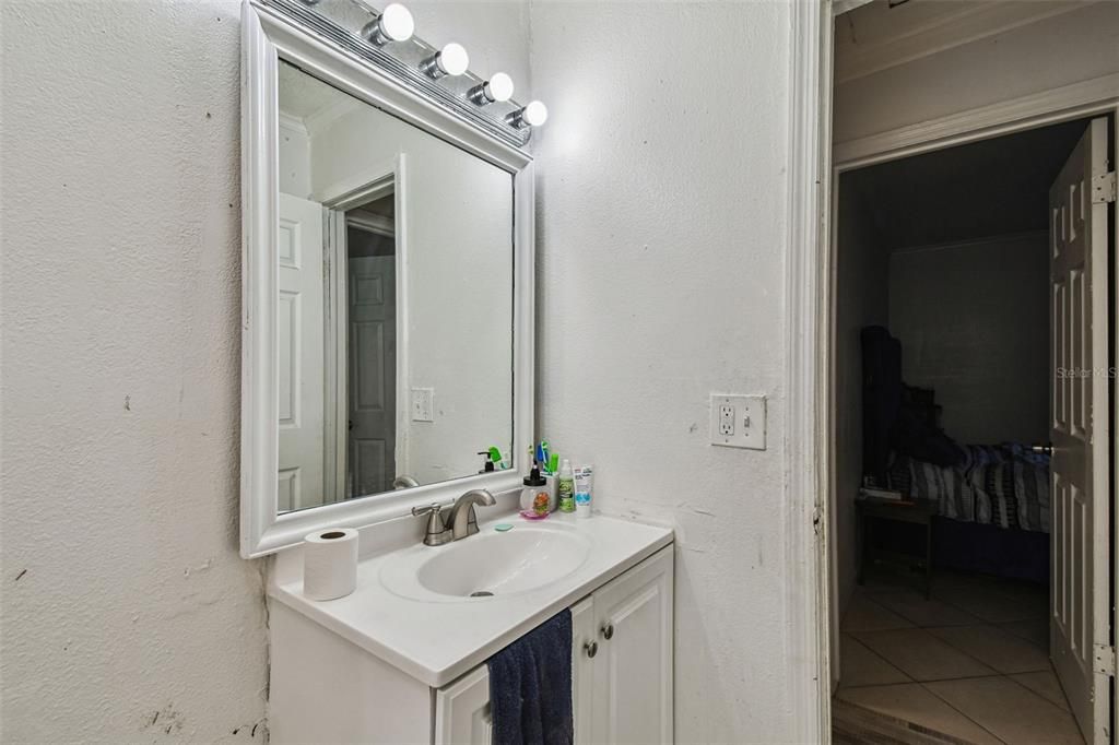 На продажу: $240,000 (3 спален, 1 ванн, 1070 Квадратных фут)