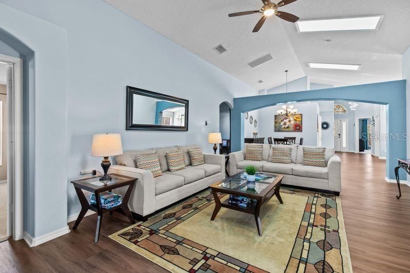 待售: $499,000 (5 贝兹, 4 浴室, 2186 平方英尺)