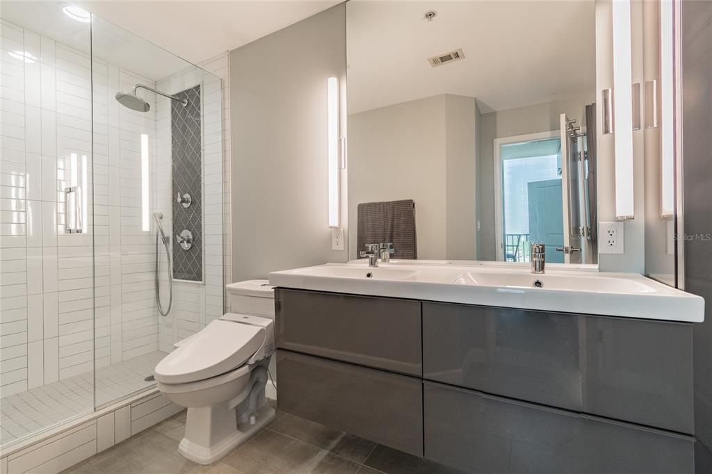 For Rent: $3,200 (1 beds, 1 baths, 715 Square Feet)