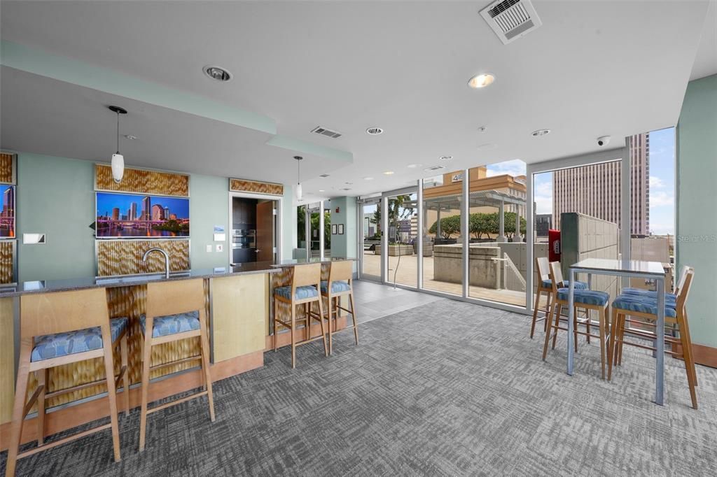 For Rent: $3,200 (1 beds, 1 baths, 715 Square Feet)