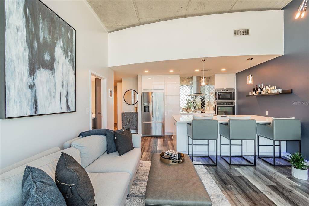 For Rent: $3,200 (1 beds, 1 baths, 715 Square Feet)