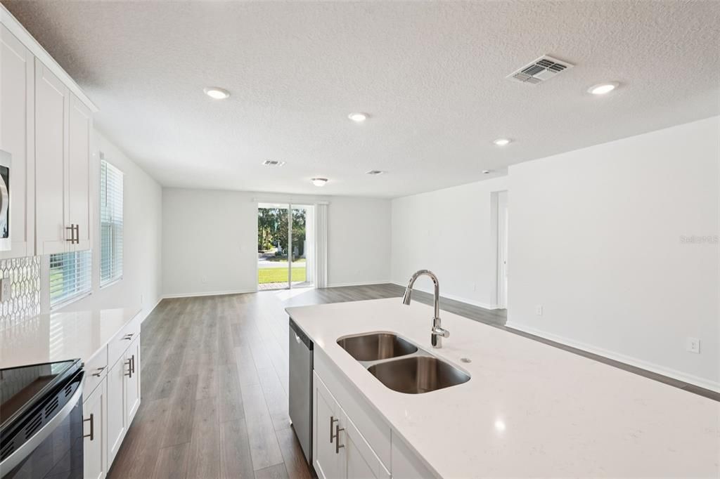 En Venta: $493,695 (5 camas, 3 baños, 2828 Pies cuadrados)