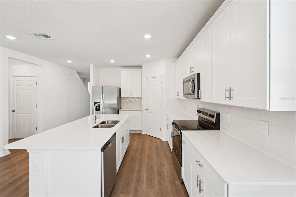 En Venta: $493,695 (5 camas, 3 baños, 2828 Pies cuadrados)