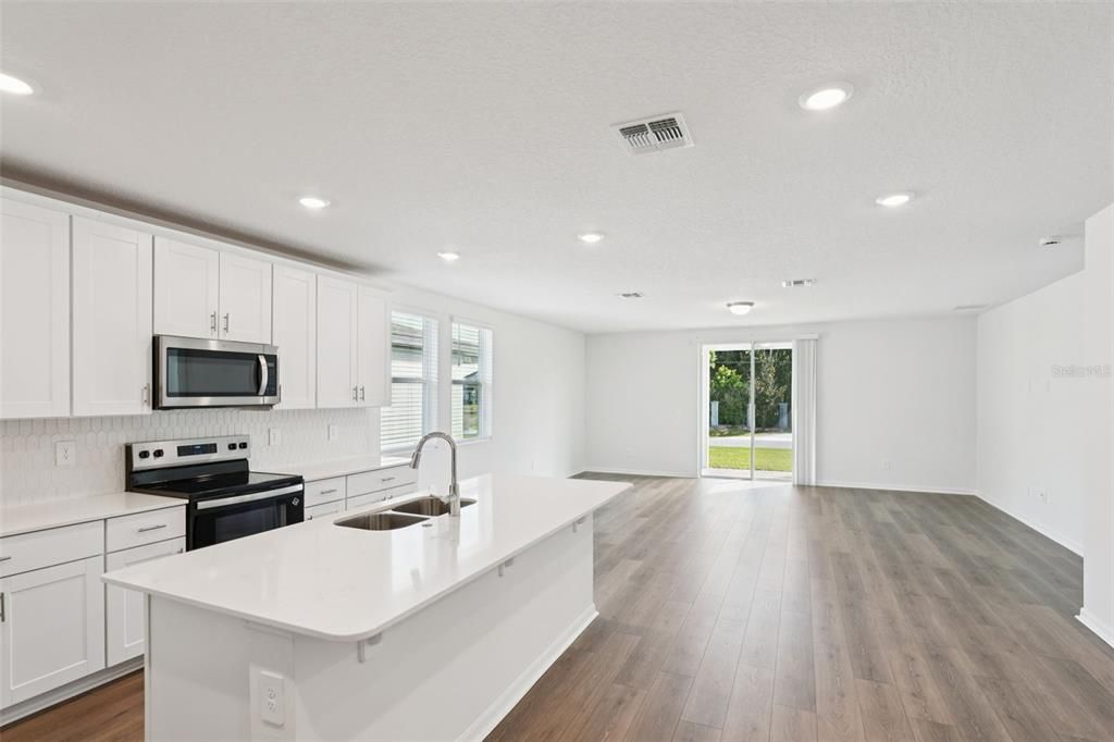 En Venta: $493,695 (5 camas, 3 baños, 2828 Pies cuadrados)