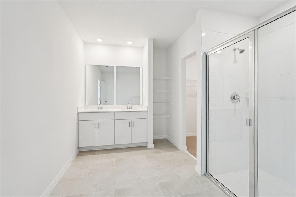 En Venta: $493,695 (5 camas, 3 baños, 2828 Pies cuadrados)