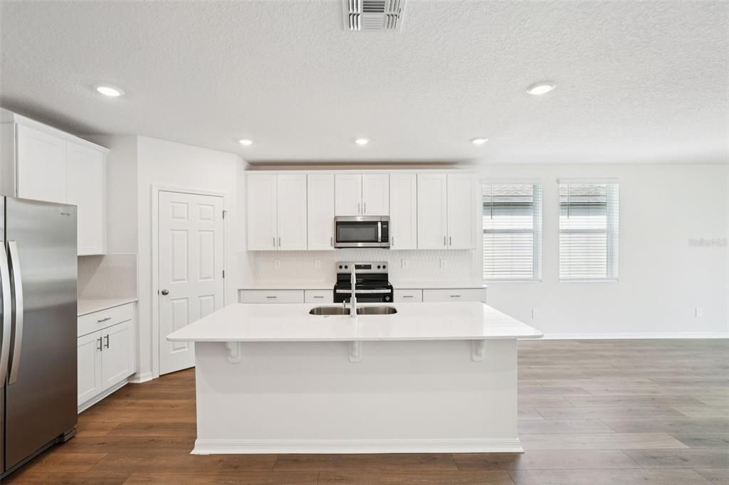 En Venta: $493,695 (5 camas, 3 baños, 2828 Pies cuadrados)