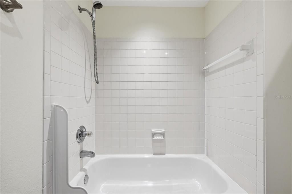 For Rent: $4,100 (3 beds, 2 baths, 1200 Square Feet)