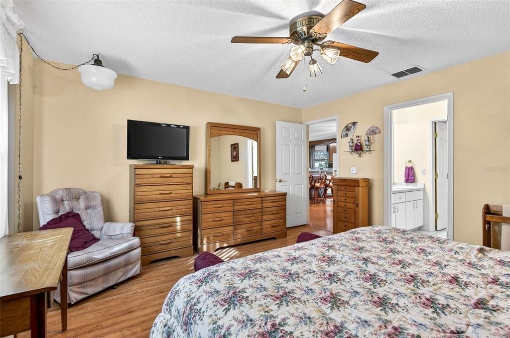 For Sale: $379,900 (3 beds, 2 baths, 1884 Square Feet)