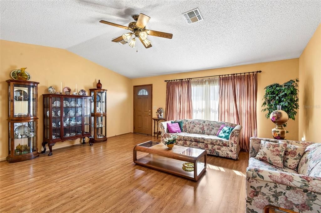 For Sale: $379,900 (3 beds, 2 baths, 1884 Square Feet)