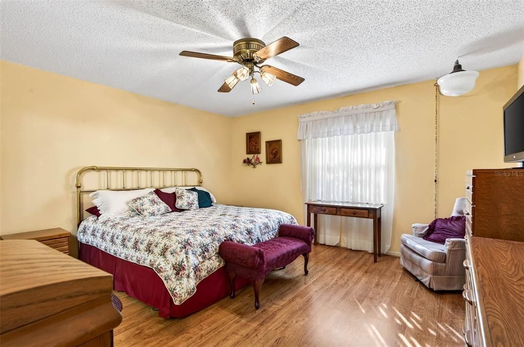 For Sale: $379,900 (3 beds, 2 baths, 1884 Square Feet)