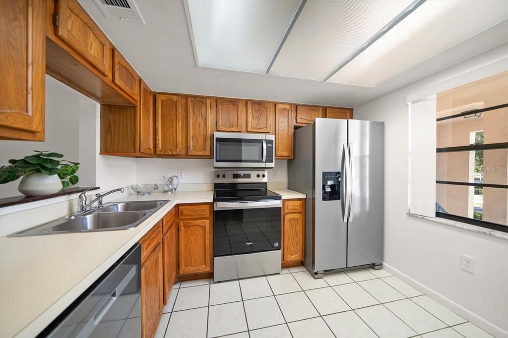 На продажу: $238,000 (2 спален, 2 ванн, 924 Квадратных фут)