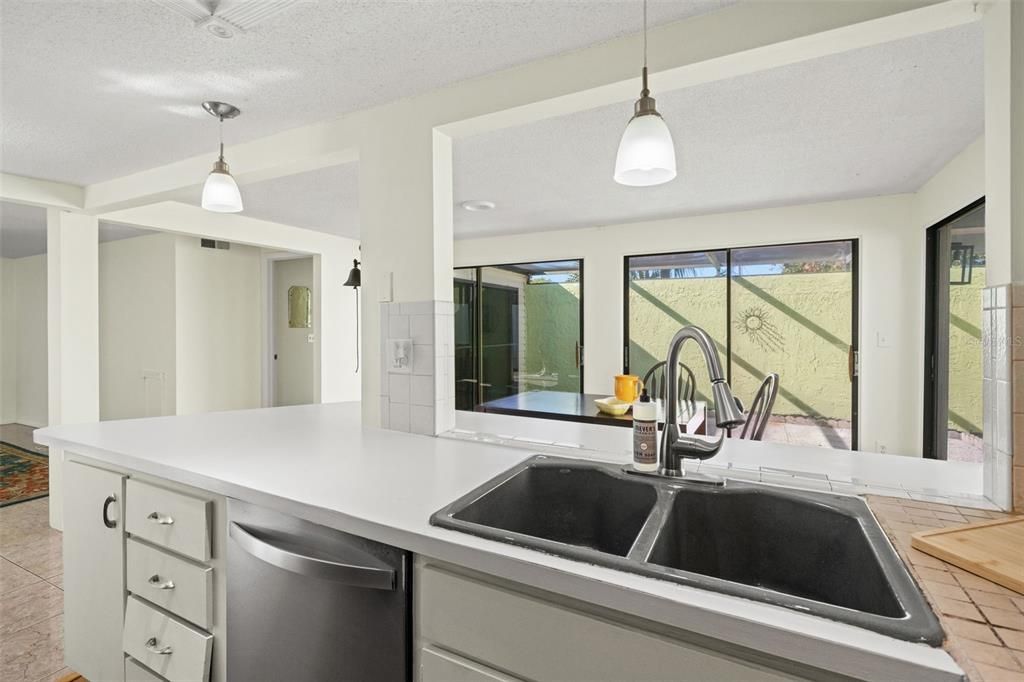 待售: $220,000 (2 贝兹, 2 浴室, 1464 平方英尺)