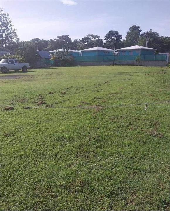 На продажу: $330,000 (0.27 acres)