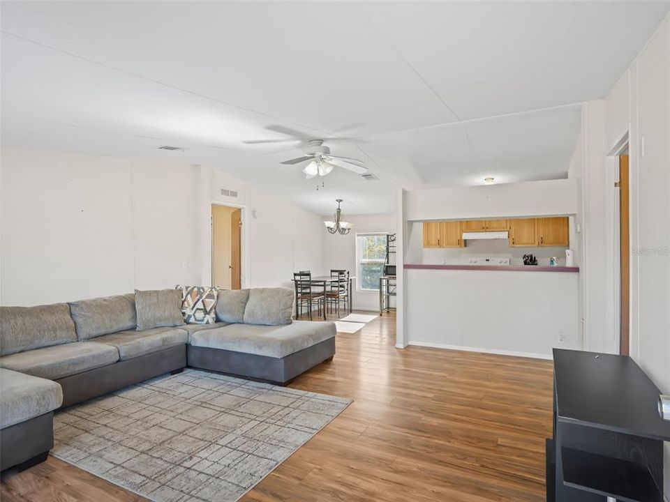 На продажу: $325,000 (2 спален, 2 ванн, 1008 Квадратных фут)