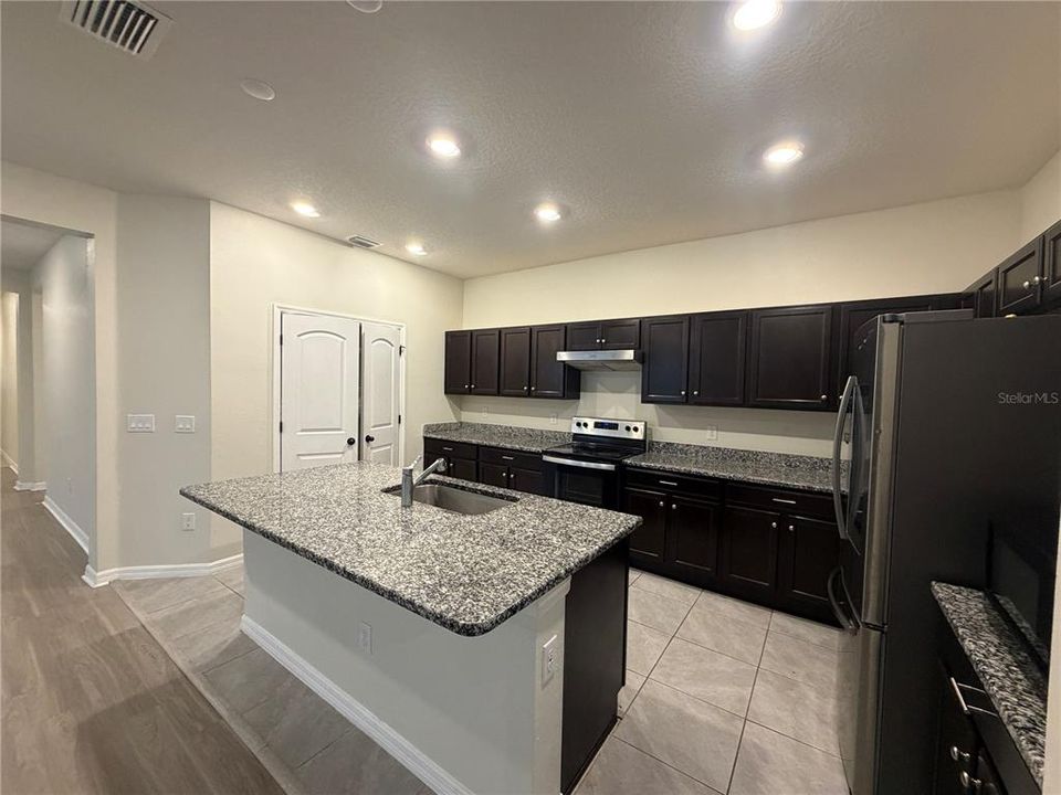 В аренду: $2,499 (4 спален, 2 ванн, 2350 Квадратных фут)