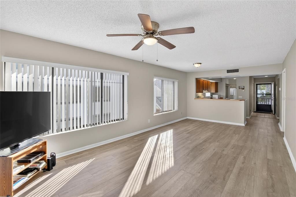 待售: $350,000 (2 贝兹, 2 浴室, 1095 平方英尺)