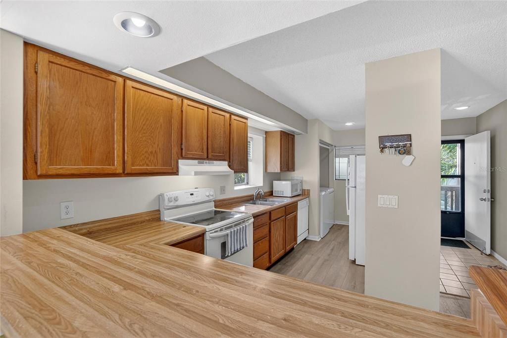 待售: $350,000 (2 贝兹, 2 浴室, 1095 平方英尺)