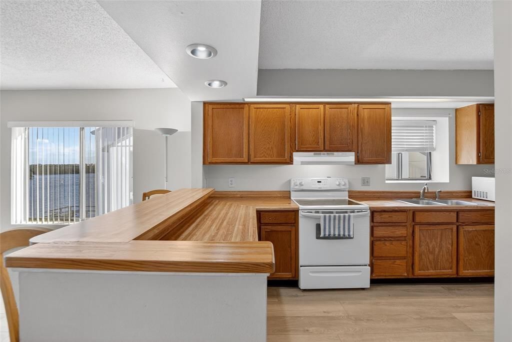 待售: $350,000 (2 贝兹, 2 浴室, 1095 平方英尺)