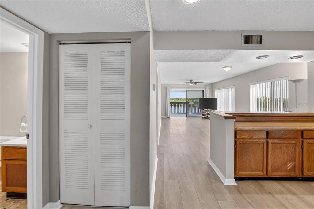 待售: $350,000 (2 贝兹, 2 浴室, 1095 平方英尺)