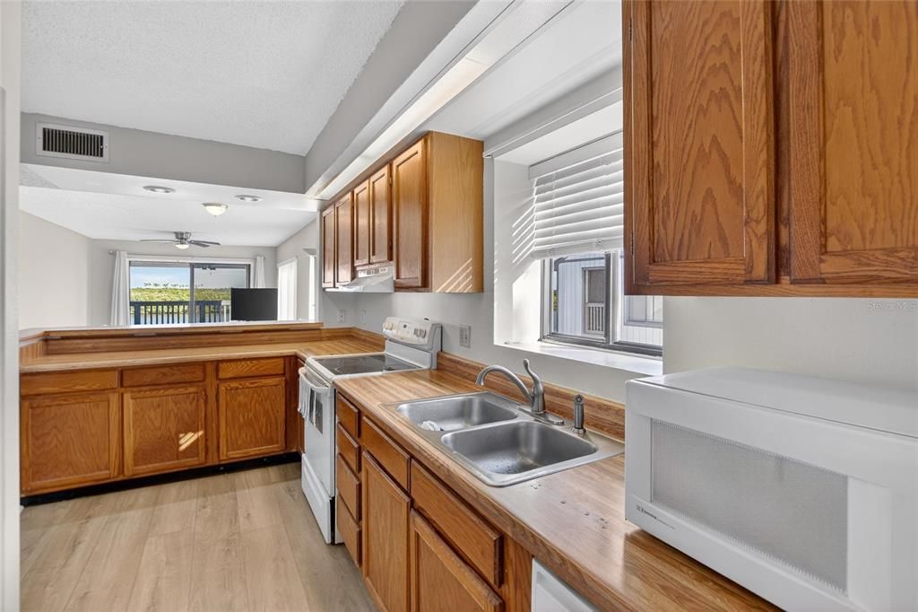 待售: $350,000 (2 贝兹, 2 浴室, 1095 平方英尺)