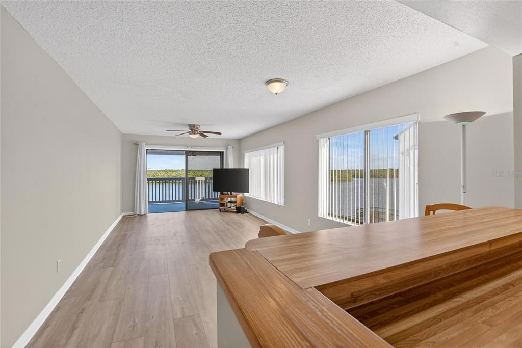 待售: $350,000 (2 贝兹, 2 浴室, 1095 平方英尺)