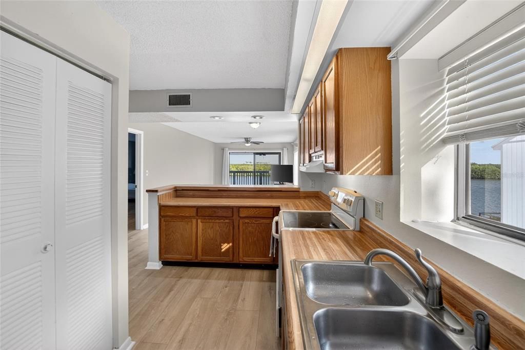 待售: $350,000 (2 贝兹, 2 浴室, 1095 平方英尺)