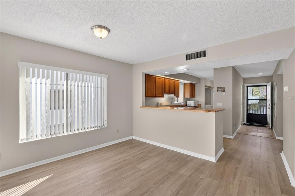 待售: $350,000 (2 贝兹, 2 浴室, 1095 平方英尺)