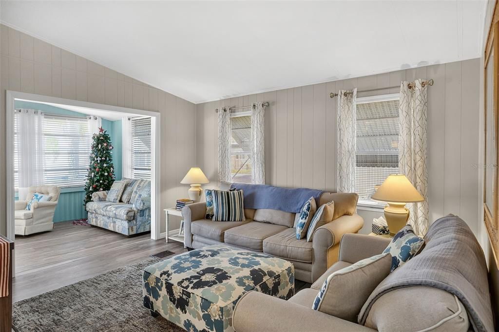 待售: $155,000 (2 贝兹, 2 浴室, 864 平方英尺)