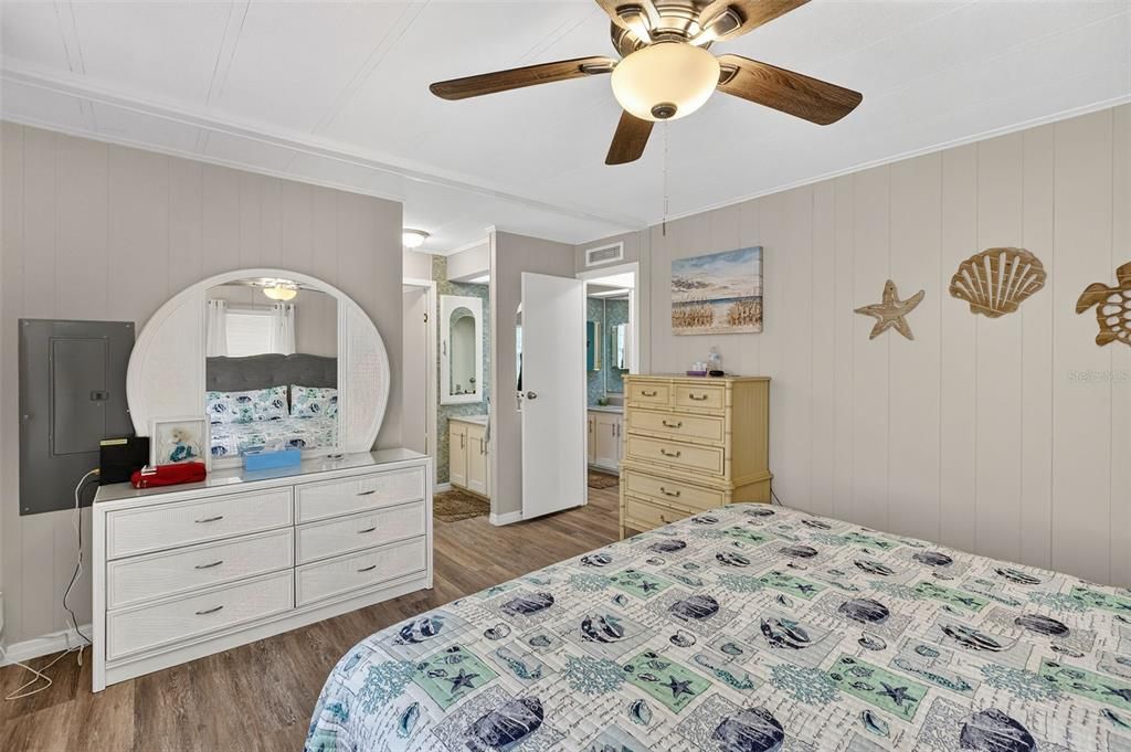 待售: $155,000 (2 贝兹, 2 浴室, 864 平方英尺)