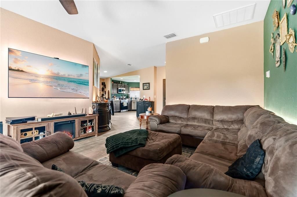 For Sale: $340,000 (3 beds, 2 baths, 1391 Square Feet)