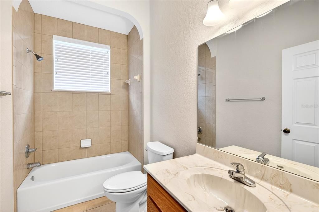 На продажу: $289,900 (3 спален, 2 ванн, 1324 Квадратных фут)