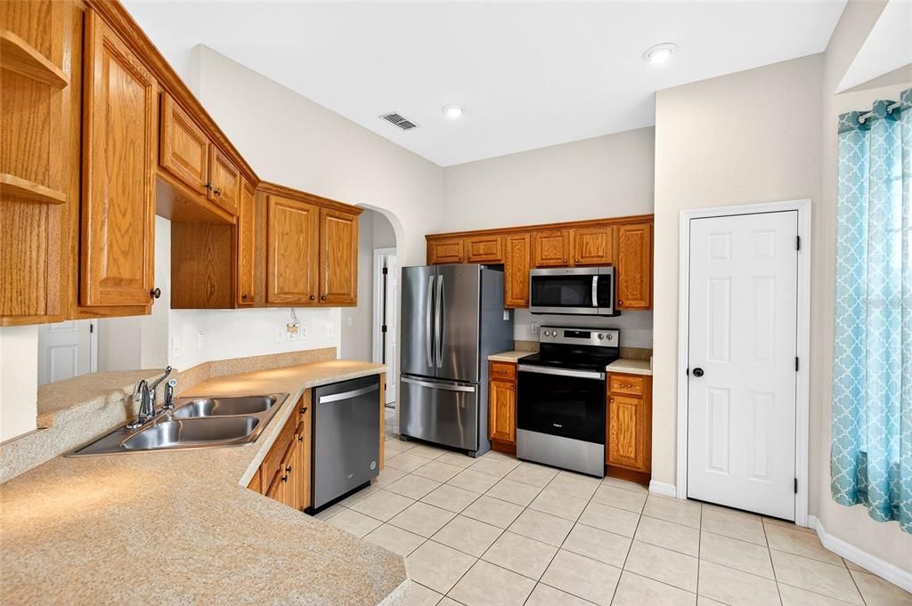 На продажу: $289,900 (3 спален, 2 ванн, 1324 Квадратных фут)