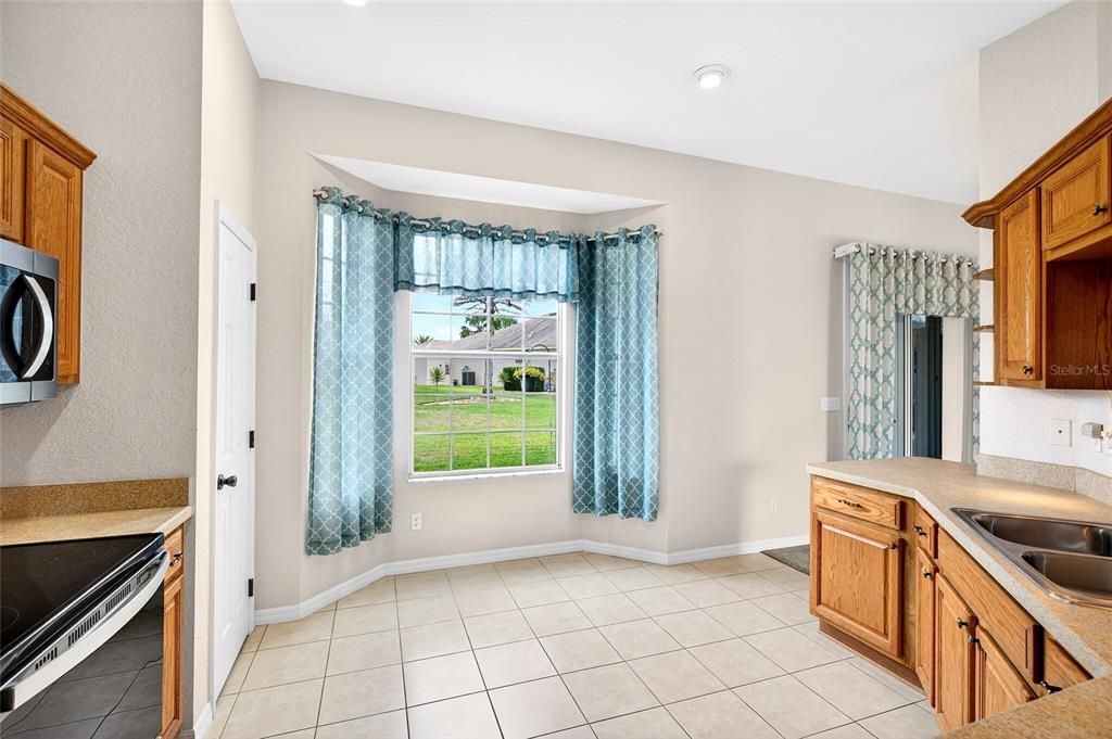 На продажу: $289,900 (3 спален, 2 ванн, 1324 Квадратных фут)