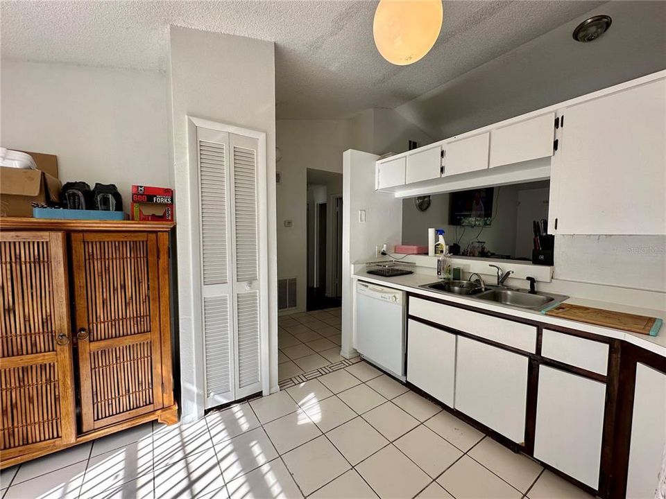 For Sale: $240,000 (2 beds, 2 baths, 958 Square Feet)