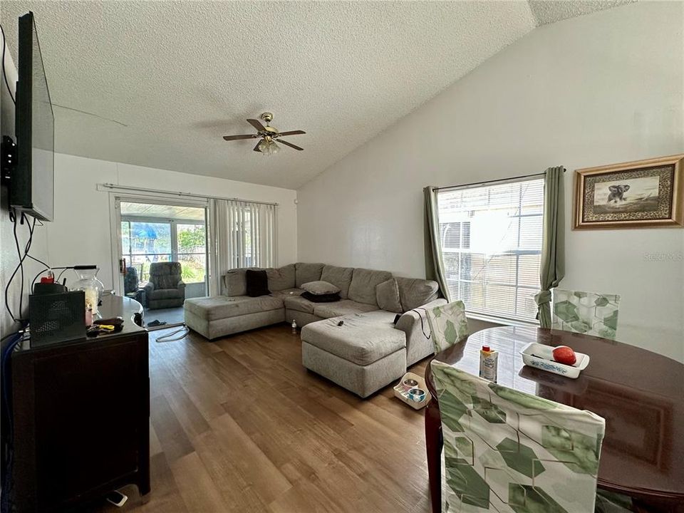 For Sale: $240,000 (2 beds, 2 baths, 958 Square Feet)